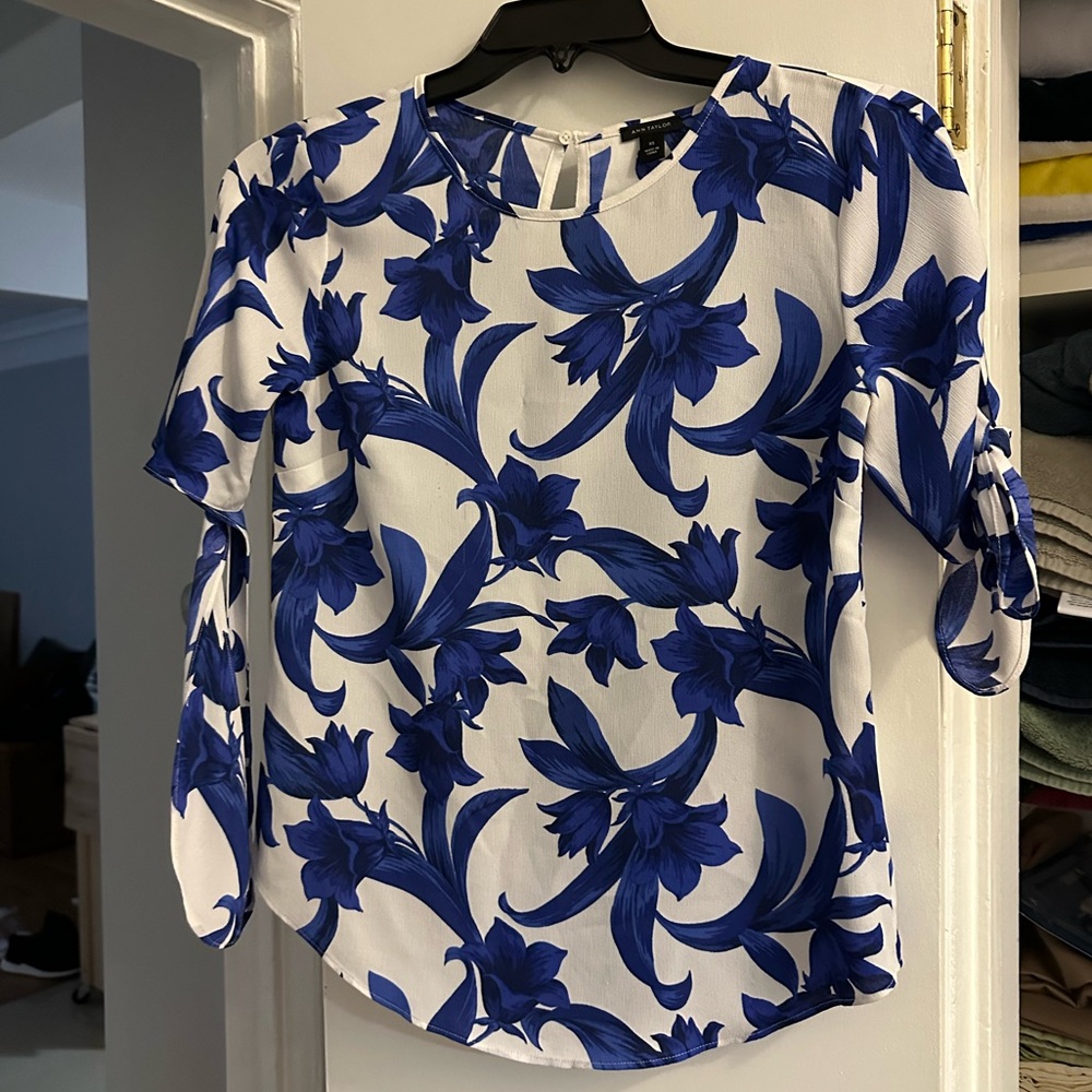 Ann Taylor Blue and White Floral Blouse Tie Front Short Sleeves